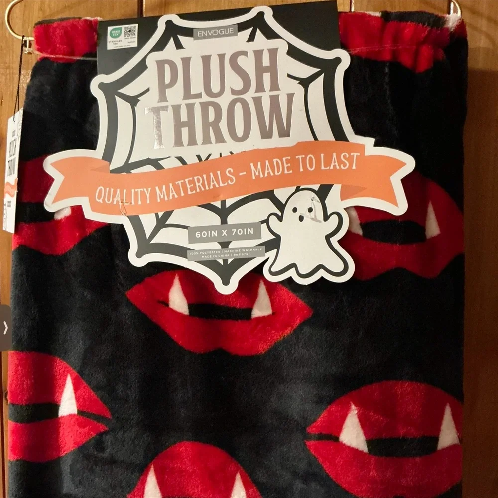 ENVOGUE Watercolor Vampire Lips Halloween Throw